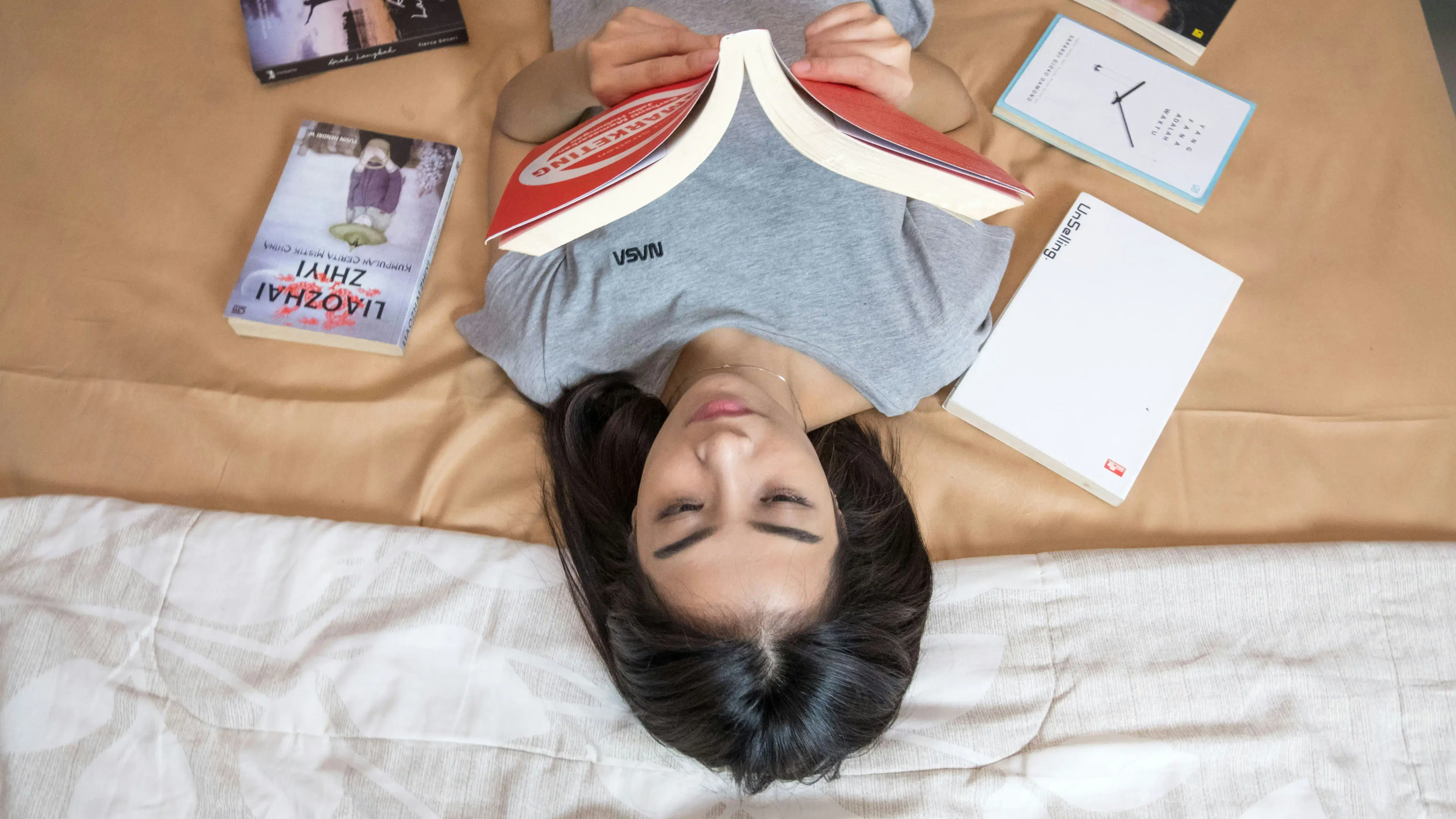 Tentukan Tema dan Struktur